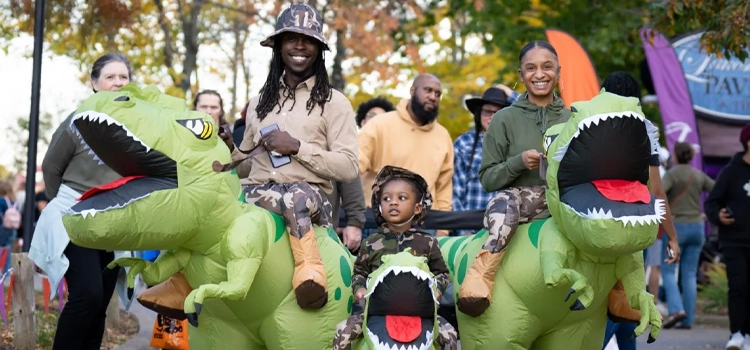 people-in-halloween-costumes-at-columbus-zoo