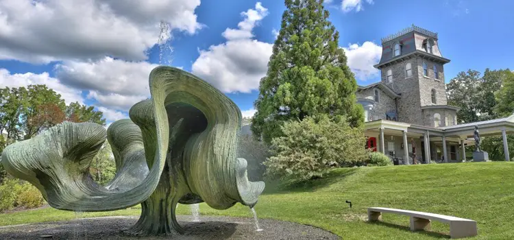 woodmere-art-museum-outdoor-courtyard